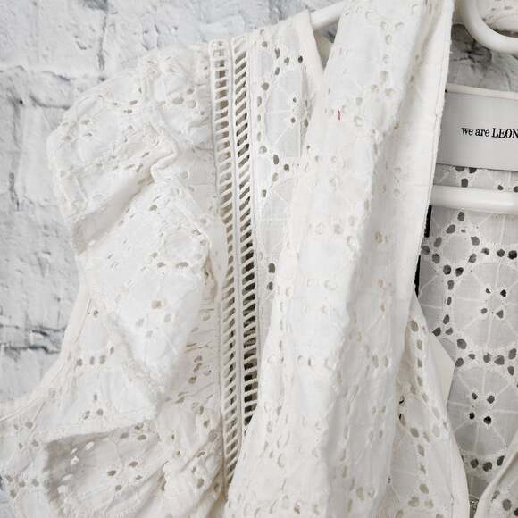We are Leone eyelet sleeveless ruffle card Sz S/M belted white coverup kimono - Picture 3 of 7